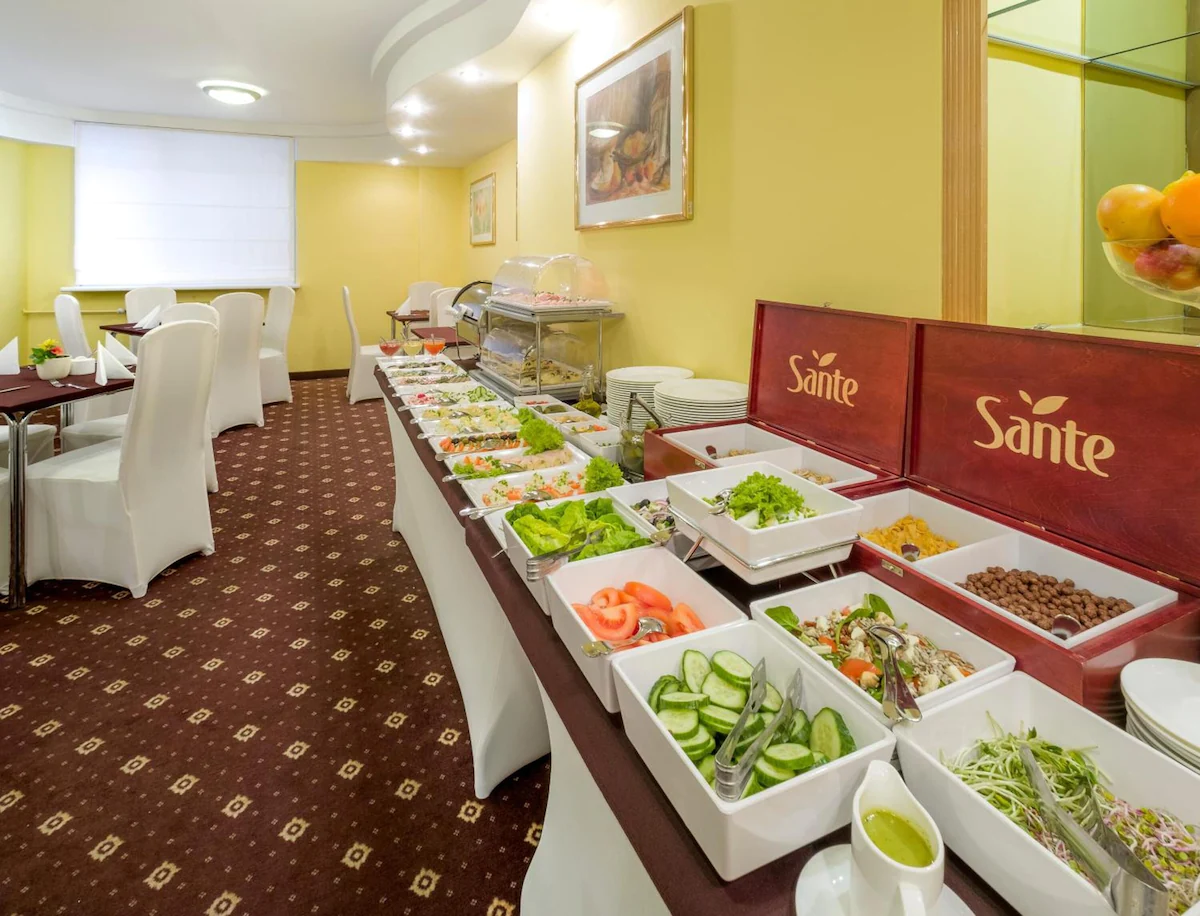 Breakfast buffet at Hotel Reytan with fresh salads and hot dishes