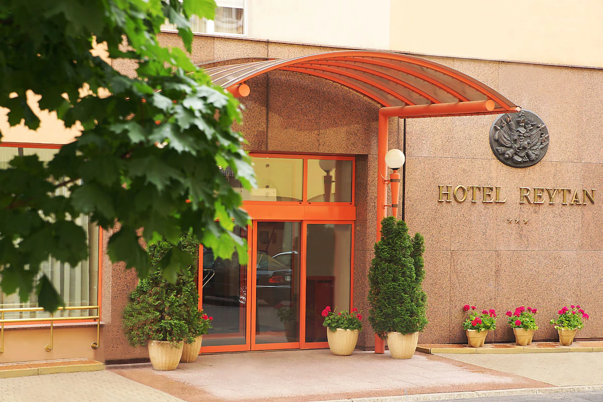 Entrance of Hotel Reytan, the closest hotel to Klub Stodoła